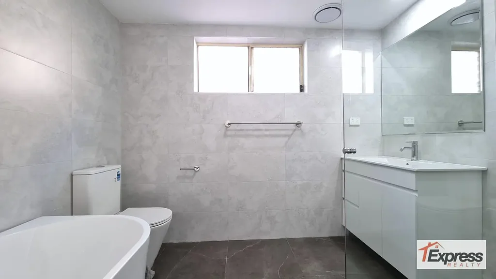 SPACIOUS THREE BEDROOM APARTMENT WITH LOCKUP GARAGE & LARGE OUTDOOR TERRACE
