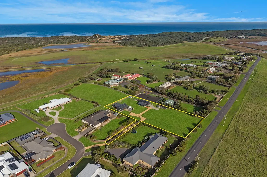 Warrnambool 2 Bedroom Eco-Friendly Studio on 1 Acre With Potential for your Dream Home