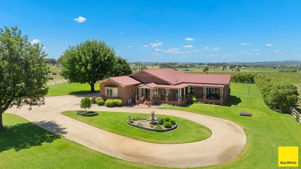 Inverell 4غرفة نوم 'Allen Court' - Grand Scale Living with Prime Subdivision Potential
