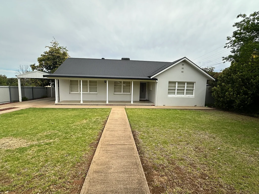 Parkes 3 Bedroom SPACIOUS 3 -BEDROOM HOME WITH AMPLE OUTDOOR SPACE IN PARKES