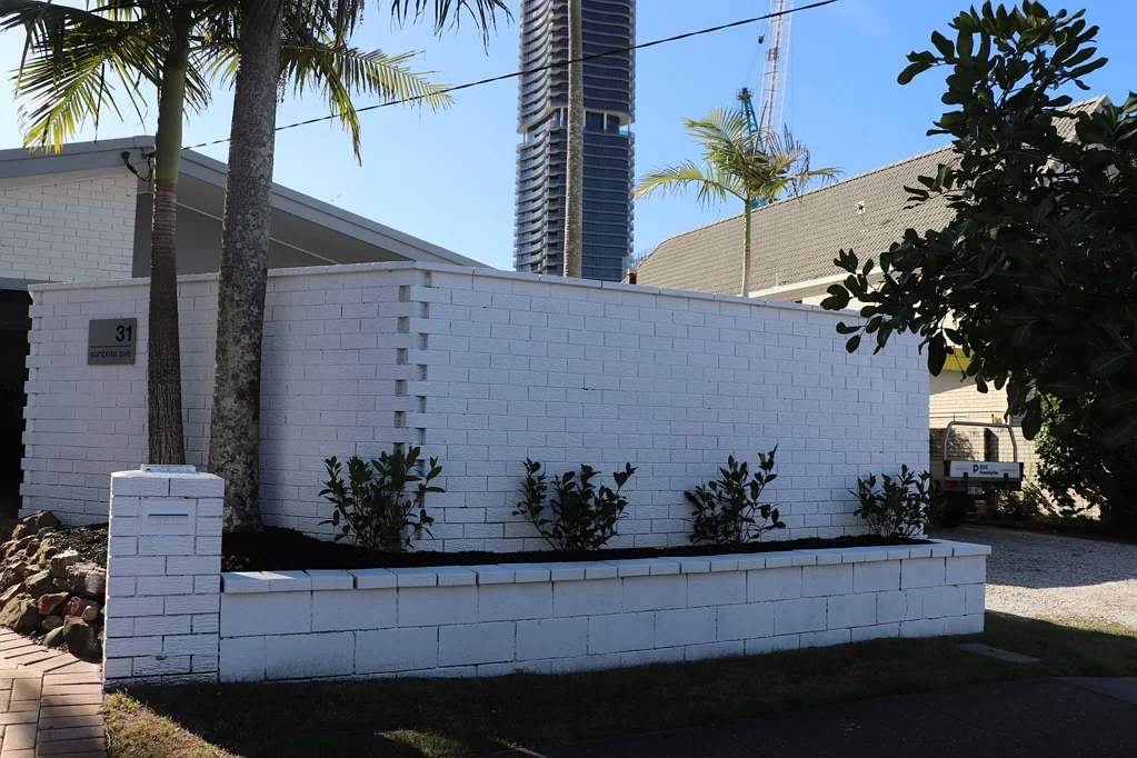 Mermaid Beach 3房  A renovated coastal charmer