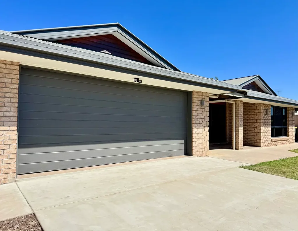 Moranbah 4Kwarto ABSOLUTELY DEVINE: HUGE SHED, SOLAR PANELS, STUNNING EXECUTIVE HOME