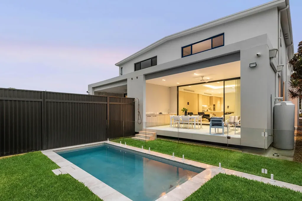 Belmore 5房 全新设计师建造 优质材料工艺 升级生活娱乐空间 主卧带步入式衣帽间 双车库内部通道 Brand new designer home for luxe family living