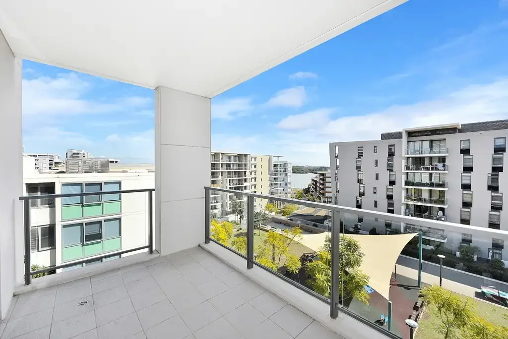 Rhodes 2房 阳光充足 Homebush Bay景 自由流动布局 高品质设施 奢华生活 优质木地板 美食厨房 水景阳台 理想转角位置 Sought after Mirvac quality |  Water views over Homebush Bay | Practical floorplan for relaxed entertaining