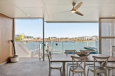 Newport 4房  三层滨水豪华住宅，拥有深水通道  TRI-LEVEL WATERFRONT LUXURY WITH DEEP WATER ACCESS