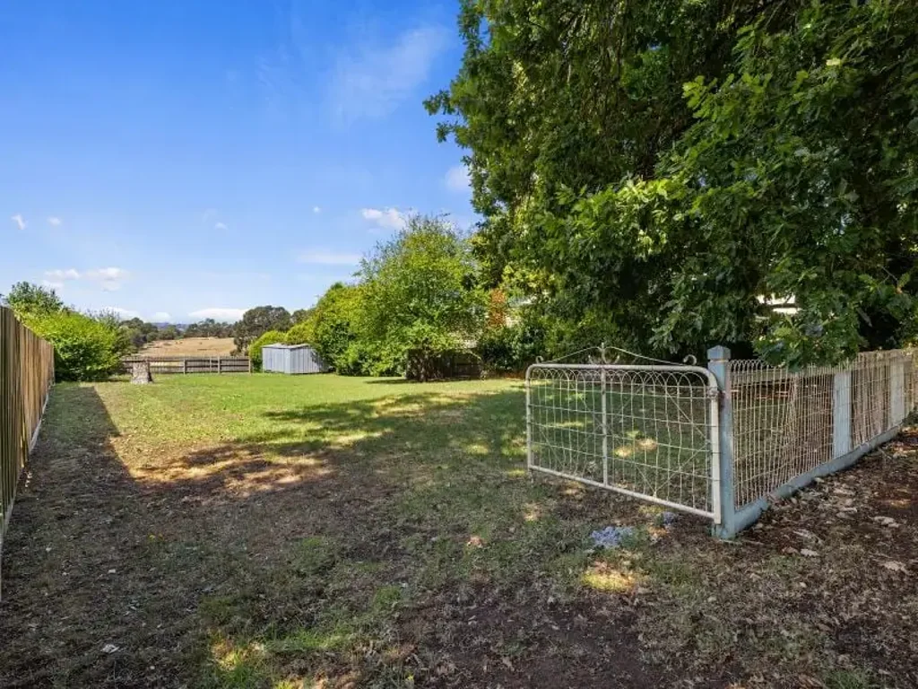 Leongatha  Genuine Vendors, genuine offers considered.