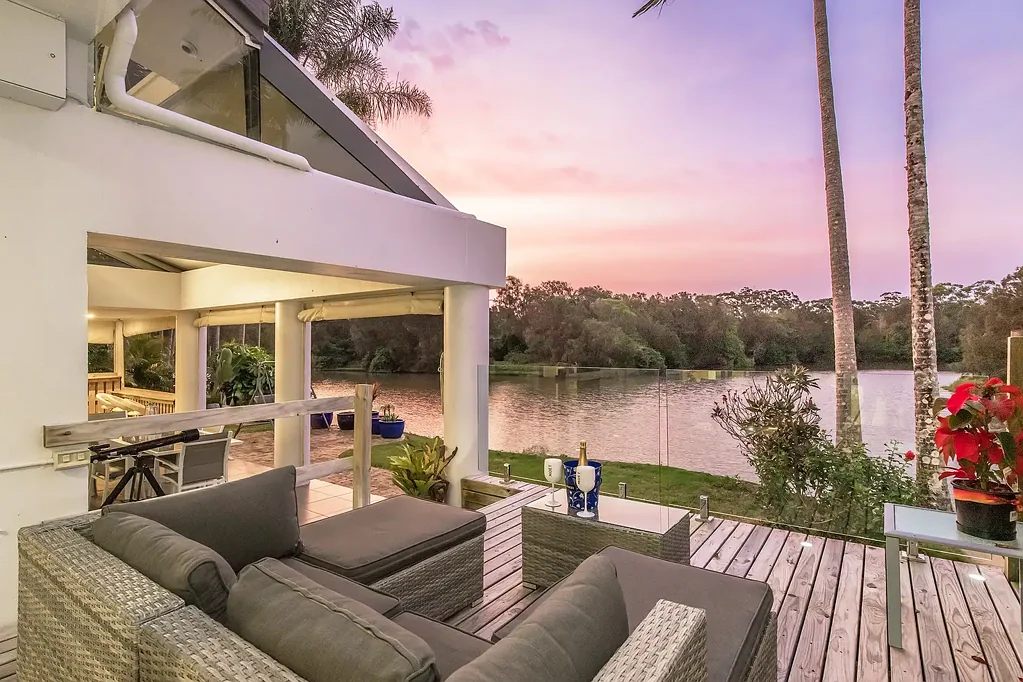 Clear Island Waters 4Kwarto Spacious Modernised North-Facing Waterfront in Exclusive Rhode Island Stage 1