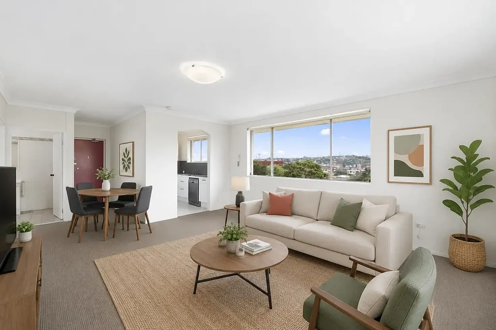 Top floor apartment with great views + undercover parking