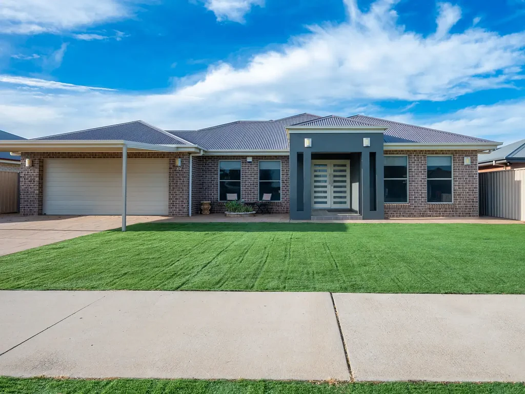 Griffith 4房  Immaculate 4 Bedroom home, 3 living areas, Open Plan! Solar / Battery - No Power Bill!
