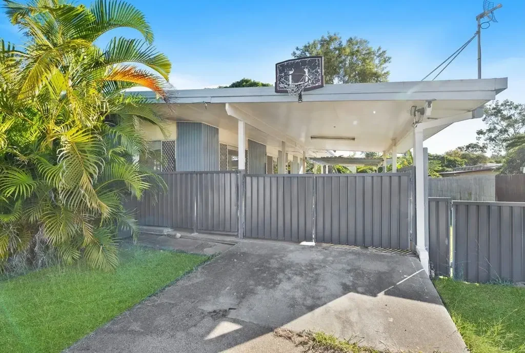 APPLICATION APPROVED:: TIDY REFURBISHED FAMILY HOME IN NEW AUCKLAND
