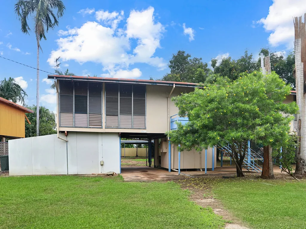 Katherine 3Kwarto Elevated 3-Bedroom Home with Great Potential