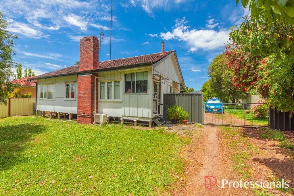 Manjimup 3कमरा Looking for a country cottage on with that large quarter acre block?? This one is for you!