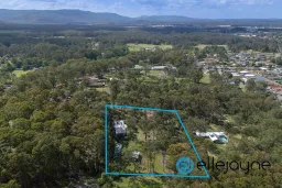 4 SEARLE CL, Cooranbong