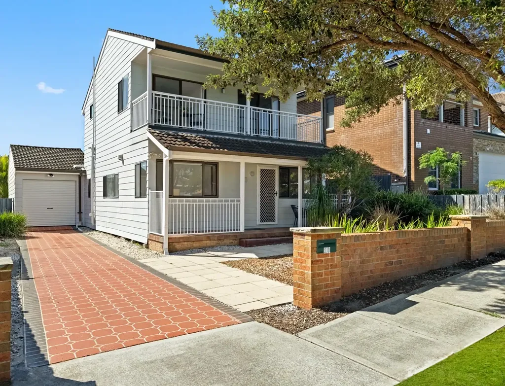 Phillip Bay 4침실 Freestanding Character Filled Home on North-To-Rear 484sqm Block