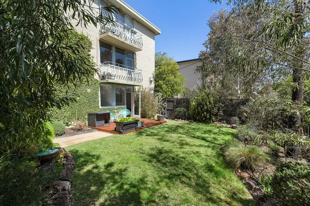 Hawthorn 2房 北向阳光露台 私密花园空间 翻新厨房卫浴 产权带车位 便捷Glenferrie生活 Liddiard? More Like Liddi-yard.