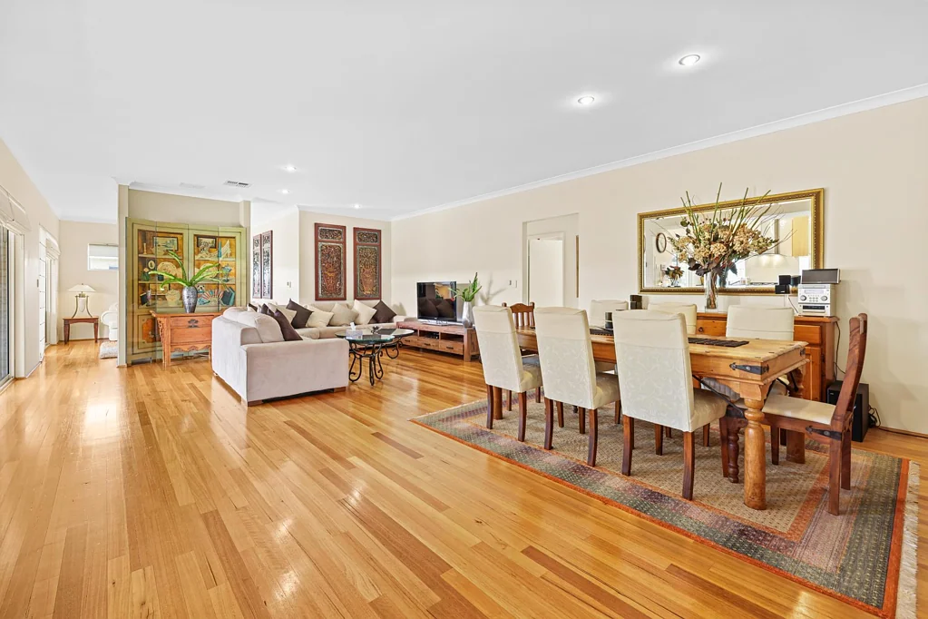 Harrisdale 4chambre Its a beauty built with style on an approx. 608sqm block!!- UNDER OFFER