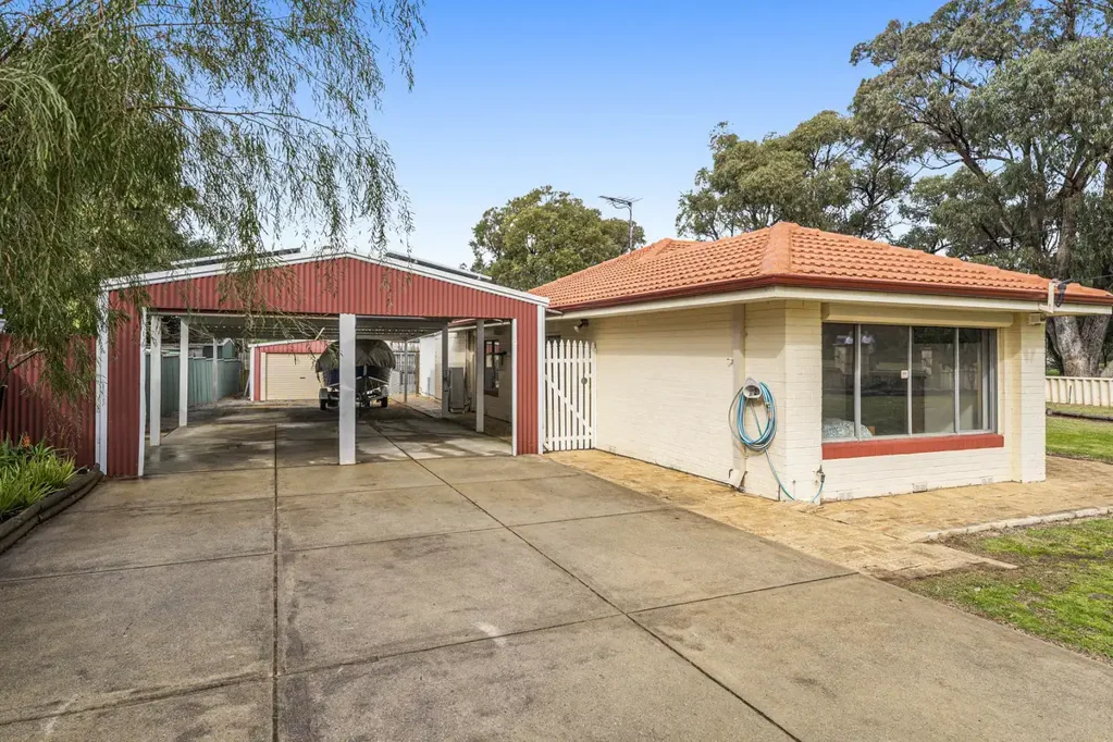 Orelia 4chambre Family Home on Subdivision Potential!