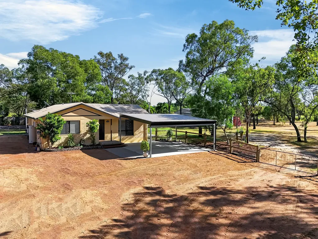 Deeragun 3房  Modern Acreage Living with Luxury Renovations, Massive Shed & Exceptional Outdoor Entertaining