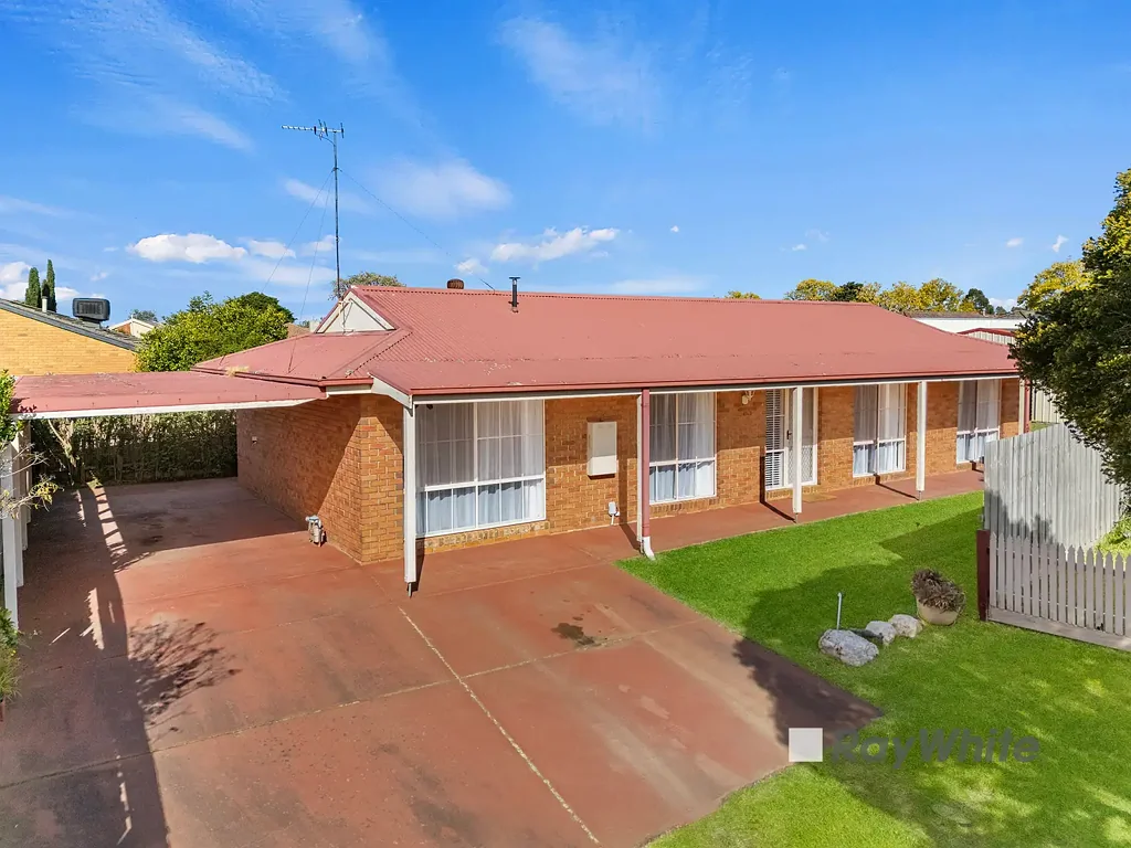 Narre Warren South 4房 宽敞生活区壁炉 高挑裸梁天花板 设备齐全厨房 灵活书房卧室 大型后院娱乐 三车棚工作室 家庭友好街区 Comfortable Family Living with Character and Space