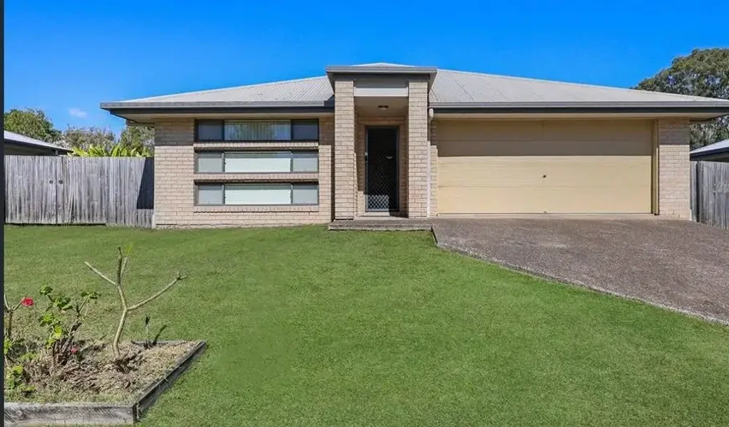 Redbank Plains 4침실 Large Brick 4 Bed Home on 640 + m2 , Two Living Areas & Side Access in Booming Redbank Plains !