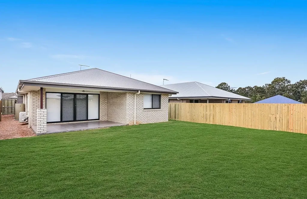 Upper Caboolture 3房 欢迎来到Riverparks Estate

宽敞3卧室，主卧带卫浴

现代化浴室，独立卫生间

开放式起居和用餐区

双车位车库，安全停车

全铺地毯和瓷砖地板

低维护围栏后院

全年舒适空调

步行450米儿童游乐场

打电话安排看房！ Prime Location, Move In Ready!