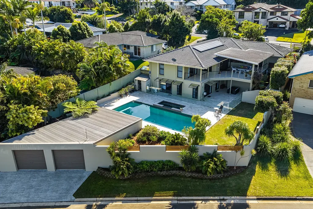 Lennox Head 6બેડરૂમ Sprawling entertainer's sanctuary with pool and rare multi-car storage