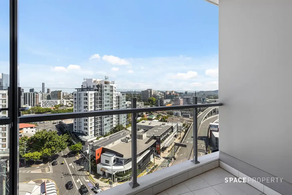 Bowen Hills 1房 内城区壮丽景观 私人阳台清风 开放式设计 现代厨房 自然光书房 度假村设施 交通便利 Elevated Living with Sweeping City Views & Lifestyle Amenities