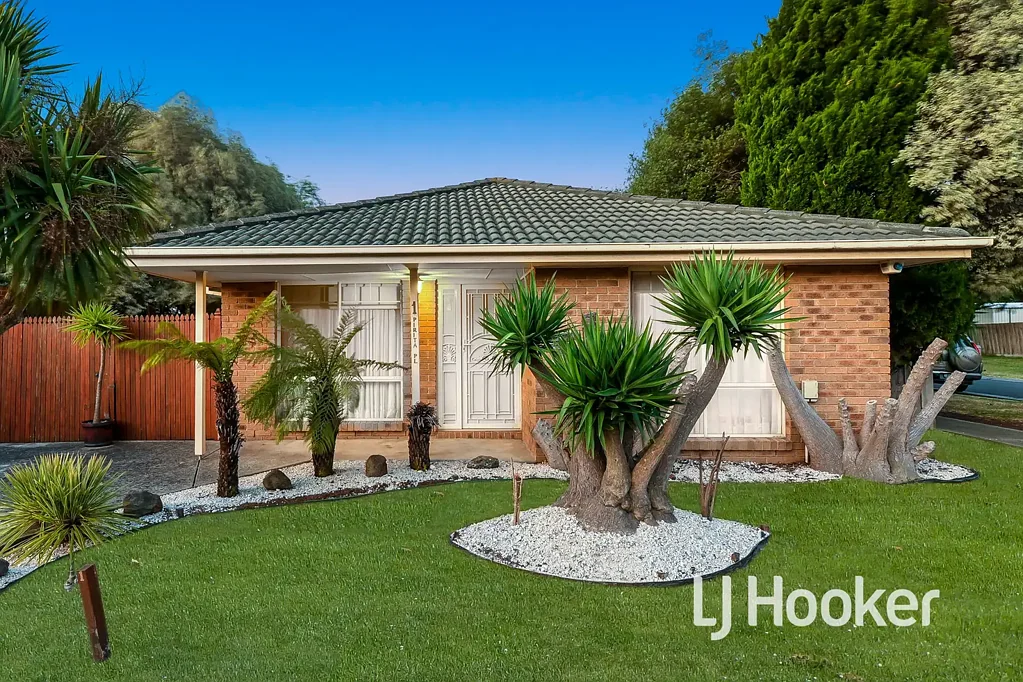 PARKSIDE GEM IN A FANTASTIC LOCATION!
