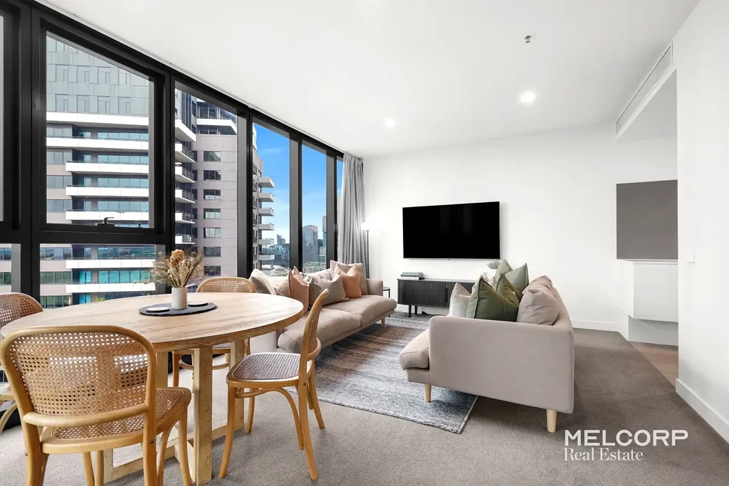 South Melbourne 2房 24楼“Shadow Play”大厦，俯瞰墨尔本天际线和Yarra长廊。开放式布局，定制石材厨房，阳光充足卧室通往私人露台，现代全瓷设计师卫浴。享受酒店式设施，便利CBD、南岸长廊、有轨电车。 High Yield Investment in the Heart of Southbank