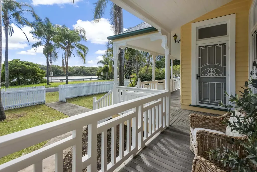 Broadwater 4chambre Riverfront home with loads of Character!