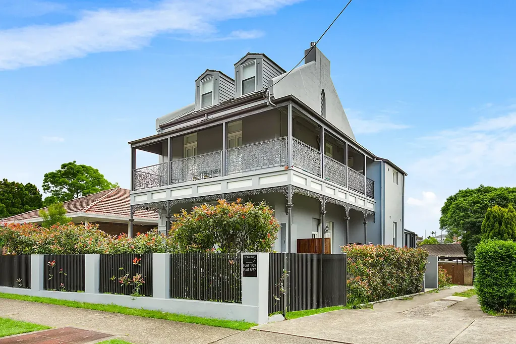 Kogarah 1房 东北向景观 时尚一楼公寓 现代生活 简约便利 精品维多利亚式改建 采光充足起居区 阳光私人庭院 现代装修 高天花板 Villa style Victorian conversion apartment