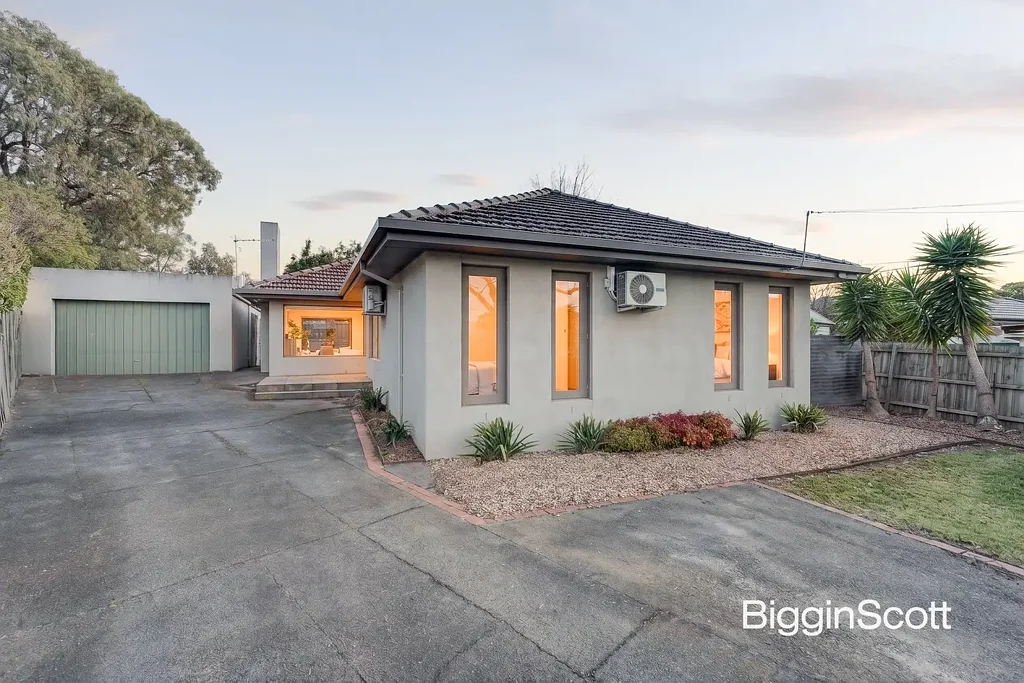 Wantirna South 5chambre MODERN FAMILY LIVING IN A PRESTIGIOUS STUDFIELD ESTATE SETTING!
