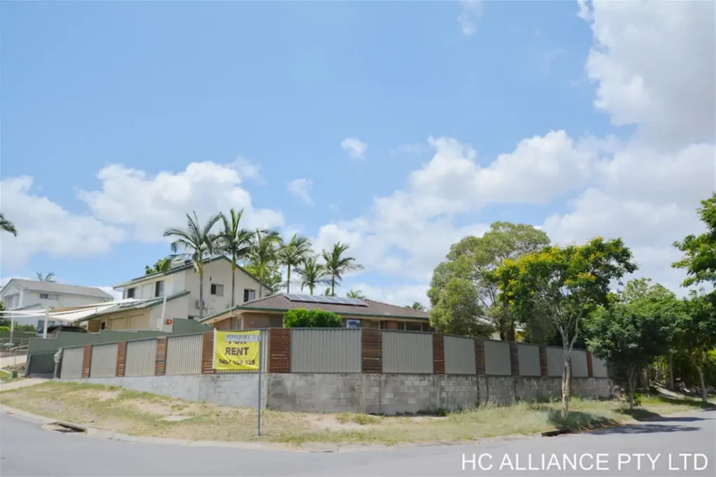 3 mins to Mt Ommaney Shopping town, in the heart of Sinnamon Park, Supper Convenient Location!