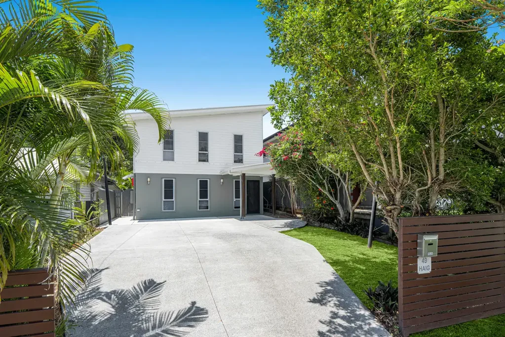 Wynnum West 6침실 Six-Bedroom Home Offering Space and Versatility by the Golf Course