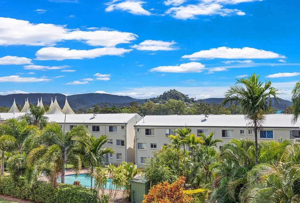 Modern & Light-Filled Two-Bedroom Unit in Cannonvale