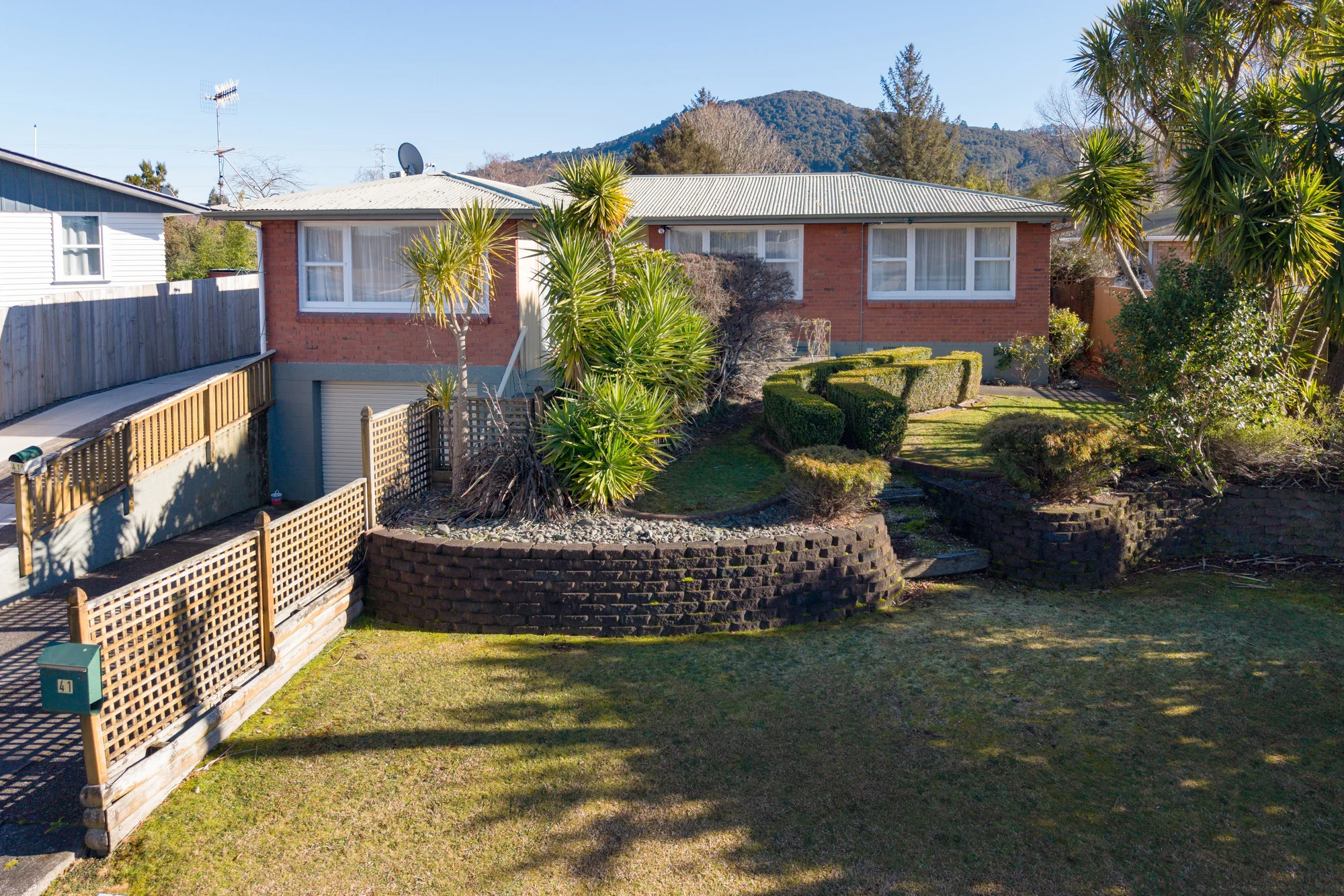 Mangakakahi 3房  Solid Brick, Freehold & Full of Potential