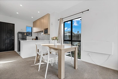Modern 2 bed 2 bath ensuite parking