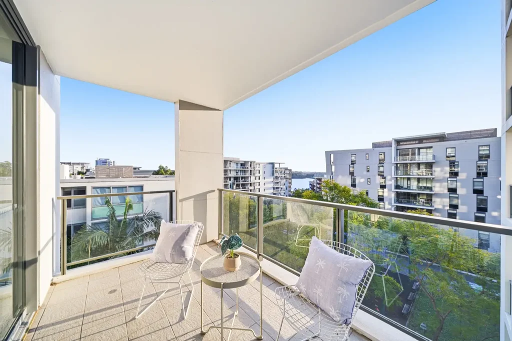 Rhodes 2房 阳光充足 Homebush Bay景 自由流动布局 高品质设施 奢华生活 优质木地板 美食厨房 水景阳台 理想转角位置 Sought after Mirvac quality |  Water views over Homebush Bay | Practical floorplan for relaxed entertaining
