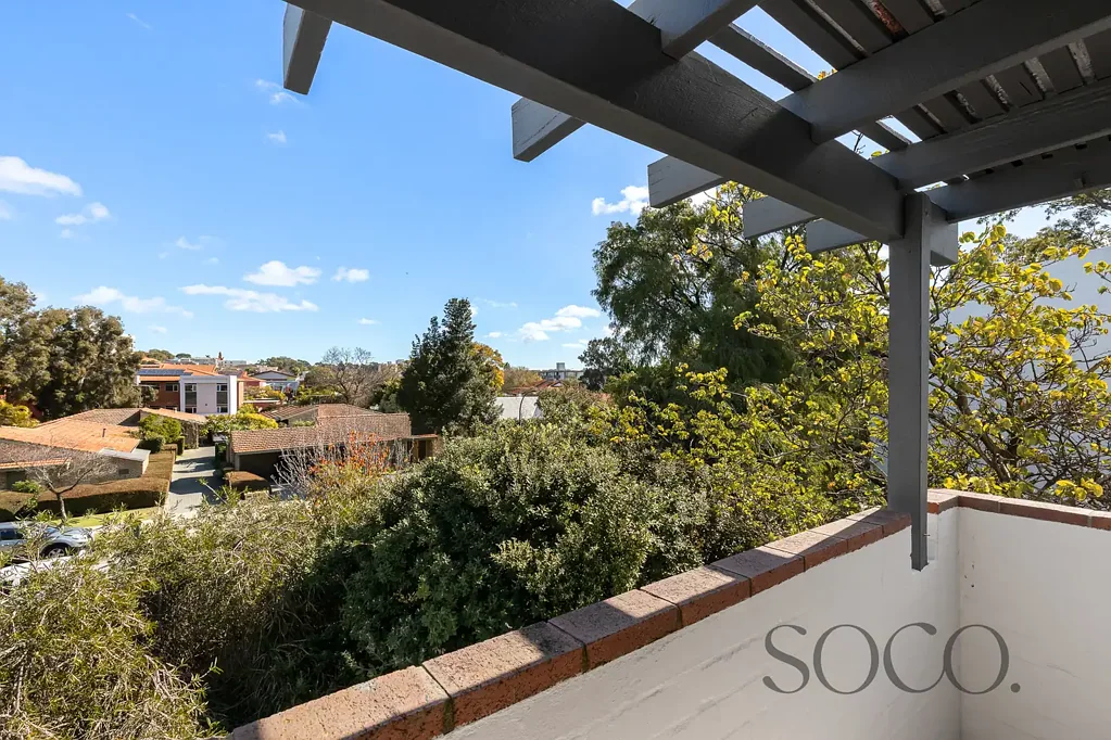 South Perth 2 Bedroom Top Floor+Location+Swimming Pool!