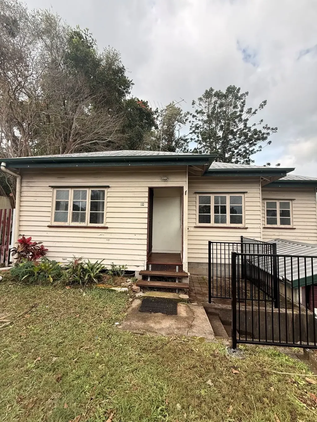 HIGHSET HOME CLOSE TO NAMBOUR GENERAL HOSPITAL