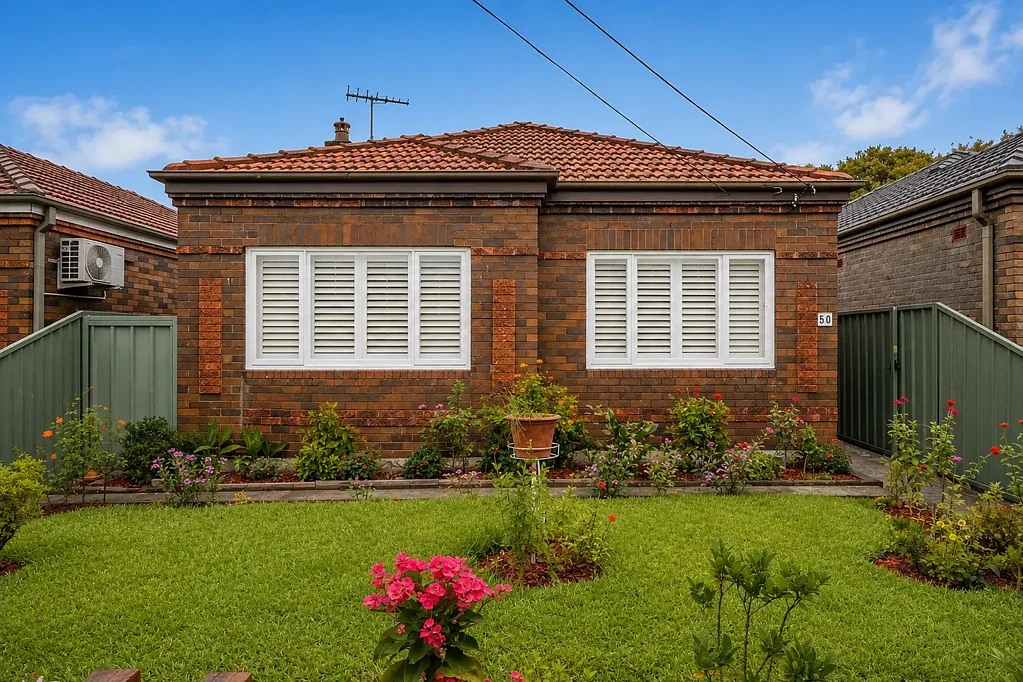Spacious Fresh Freestanding House With A Huge Garage/Workshop