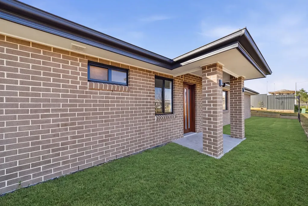 Brand New Street-Facing 2 Bedroom Granny Flat !!
