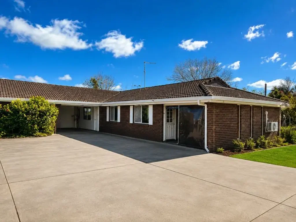 Updated Unit ~ Backs onto Parkland!