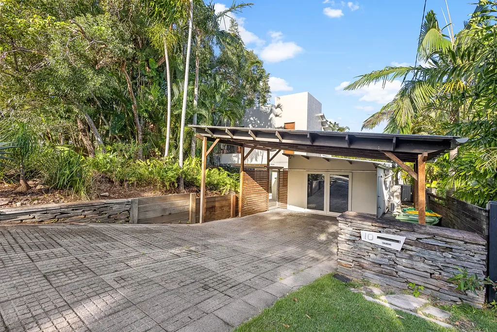 Beautiful home in a quiet location, in easy walking distance down to the Sunshine Beach village shops, restaurants and the patrolled surf beach