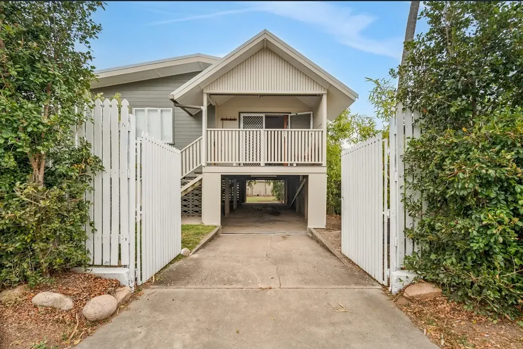 Timeless Charm with Modern Comfort - Castle Hill Views