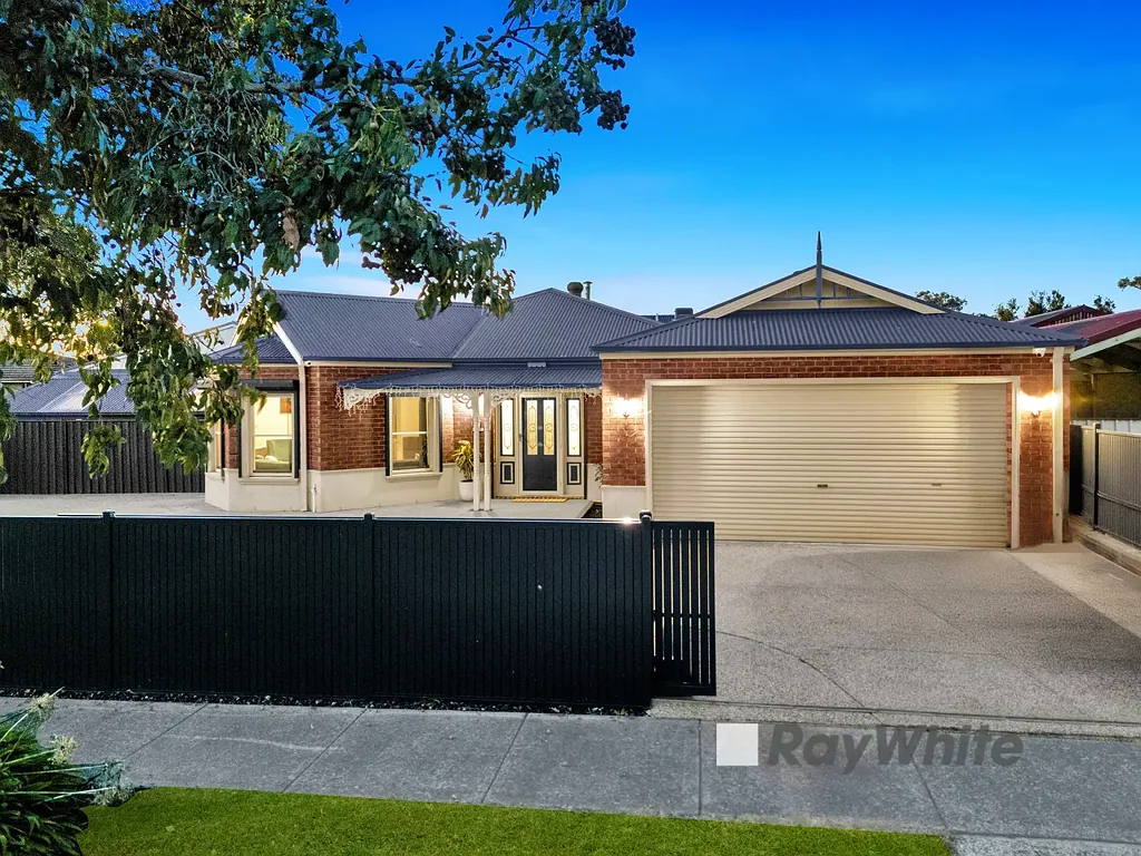 Cranbourne 4ਬੈੱਡਰੂਮ Your Family's Poolside Paradise on a Huge 802m2 Block