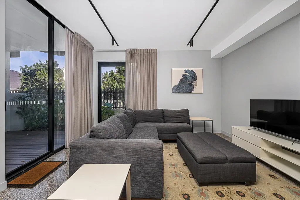 Stylish Ground Floor Apartment with Dual Courtyards & Private Access