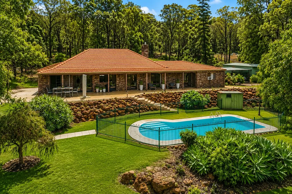 Hovea 4Kwarto Timeless Hills Living on Five Acres – Iconic Les Friday Built Character Home