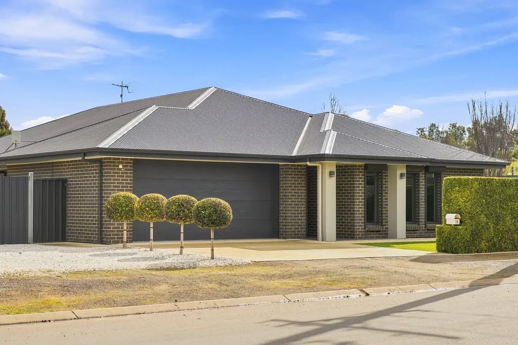 Mallala 4房  Spacious Family Living with Exceptional Shedding & Side Access