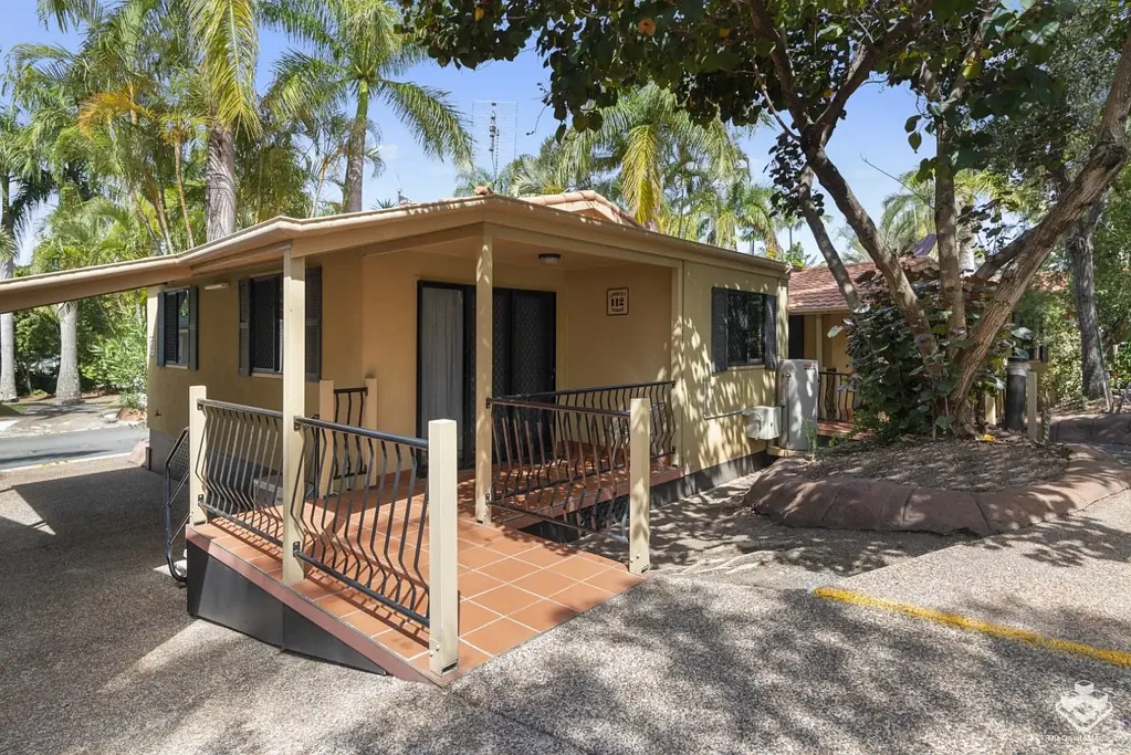 Gold Coast Short Term Rental Accommodation, Lorikeet Lodge, Min 4 week stay, Fully Furnished